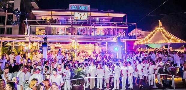 Tumbonas blancas junto a piscina en Nikki Beach