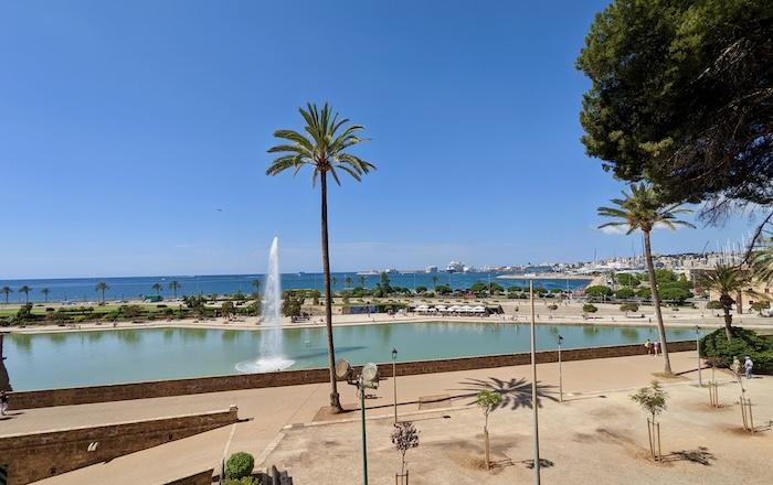 Estanque del Parc del Mar con la catedral detrás
